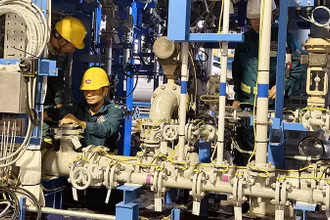 Thợ lắp máy LILAMA tổ hợp, căn chỉnh thiết bị của module điện phân hydro.