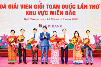 Tại lễ khai mạc hội thi. (Ảnh NGÔ QUANG DŨNG)