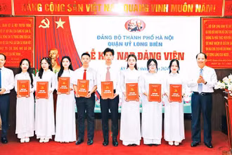 Đại diện Ban Tuyên giáo Thành ủy Hà Nội và Quận ủy Long Biên trao Quyết định kết nạp Đảng cho các đảng viên mới.