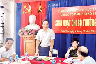 Phó Bí thư Thường trực Quận ủy Hoàn Kiếm Nguyễn Quốc Khánh dự buổi sinh hoạt chi bộ Tổ dân phố số 15, phường Phúc Tân, quận Hoàn Kiếm. (Ảnh CÔNG THỌ)