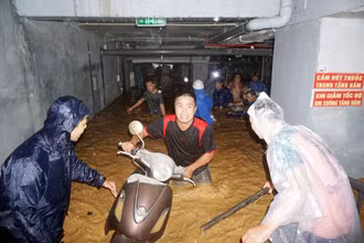 Mưa ngập hầu hết khu vực thuộc TP Đà Nẵng. Trong ảnh: Người dân chuyển xe máy ra khỏi tầng hầm ngập nước. (Ảnh ANH ĐÀO)