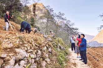 Sùng Mí Phìn dẫn khách du lịch trải nghiệm cuộc sống, sinh hoạt của người H’Mông.