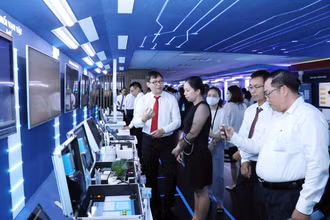 Người dân và đại diện các doanh nghiệp tham quan Không gian sáng tạo và trải nghiệm chuyển đổi số Thành phố Hồ Chí Minh. (Ảnh TTXVN)