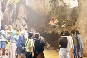 Người dân, du khách chiêm bái tượng mẹ Quan Âm Nam Hải tại động Quan Âm.