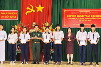 Bộ đội Biên phòng Bình Thuận trao học bổng cho học sinh vượt khó học giỏi.