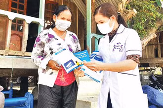 Cán bộ y tế Đắk Lắk tuyên truyền nâng cao nhận thức phòng chống dịch bệnh cho người dân.