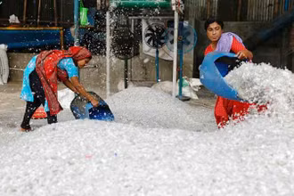 Nhà máy tái chế nhựa ở Bangladesh. (Ảnh REUTERS)