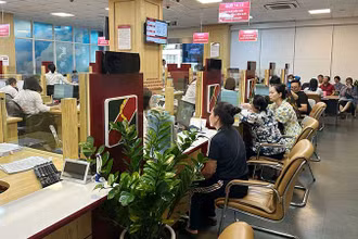 Người dân mua vàng miếng SJC tại chi nhánh Agribank.