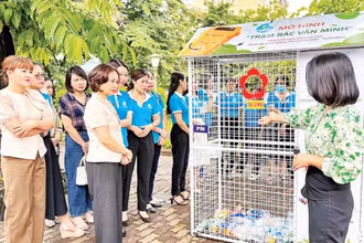 Mô hình “Trạm rác văn minh” của Hội Liên hiệp Phụ nữ quận Hoàng Mai tại khu vực chợ đầu mối phía nam và hồ Đền Lừ. (Ảnh HIỀN THU)