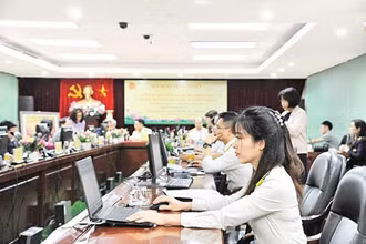 Cán bộ Cục Thuế Hà Nội tiếp nhận, trả lời trực tuyến các câu hỏi, thắc mắc của người nộp thuế gửi đến.