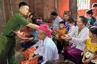 Công an huyện Bảo Lâm (Cao Bằng) tuyên truyền chính sách của Đảng, Nhà nước tới người dân tại điểm nhóm Tin Lành xóm Nà Ca, thị trấn Pác Miầu.