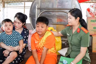 Công an thành phố Cần Thơ thăm hỏi, tặng quà các con đỡ đầu.