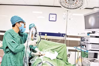 Bác sĩ Trung tâm Y tế huyện Tân Sơn triển khai kỹ thuật tán sỏi qua da bằng đường hầm nhỏ cho người bệnh.