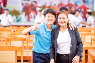 Bích Thùy rạng rỡ bên mẹ. Ảnh | FBNV