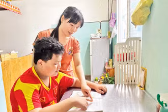 Công nhân Phạm Thị Ngọc Thắng mất việc, hiện chuyển qua làm giúp việc nhà, đưa đón học sinh.