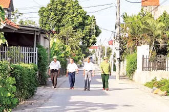 Nhiều tuyến đường giao thông ở huyện Mỹ Đức được người dân hiến đất, góp công tiến hành cải tạo, nâng cấp khang trang, sạch đẹp. (Ảnh THU AN)