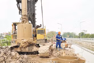 Nhà thầu đẩy nhanh tiến độ thi công dự án đường vành đai 4 tại huyện Hoài Đức.