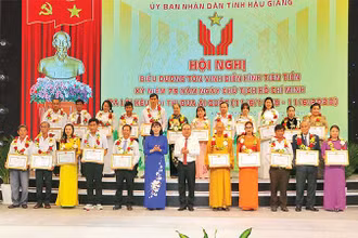 Các điển hình tiên tiến nhận Bằng khen của Chủ tịch Ủy ban nhân dân tỉnh Hậu Giang.