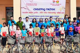 Tỉnh đoàn, Hội đồng Đội tỉnh Bình Phước phối hợp Hội từ thiện Hạt Phù Sa Thành phố Hồ Chí Minh tặng xe đạp và quà cho các học sinh có hoàn cảnh khó khăn vượt khó học giỏi tại huyện Bù Đốp. (Ảnh NGỌC PHƯỢNG)