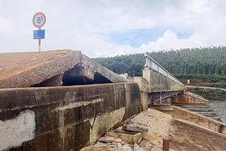 Hồ chứa nước Đắk N'Ting (xã Quảng Sơn, huyện Đăk Glong, tỉnh Đắk Nông) bị khối trượt xô đẩy làm thân đập bị nứt, có nguy cơ vỡ.