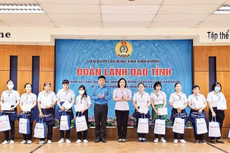 Lãnh đạo Ban Tuyên giáo Tỉnh ủy Bình Dương trao quà tặng công nhân lao động tại Công ty TNHH Yazaki EDS Việt Nam (thành phố Dĩ An, tỉnh Bình Dương).