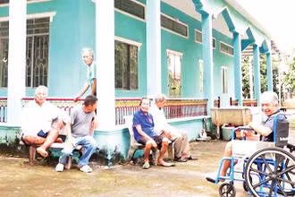 Tình yêu thương giúp các cụ có thêm niềm vui trong sinh hoạt hằng ngày.