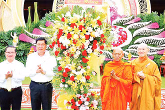 Lãnh đạo thành phố Cần Thơ tặng hoa chúc mừng Đại lễ Phật đản năm 2024.