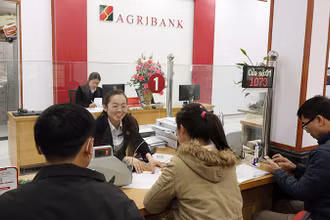 Khách hàng giao dịch tại Agribank chi nhánh Tiên Lãng (Hải Phòng).