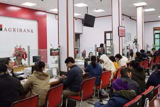 Khách hàng giao dịch tại chi nhánh ngân hàng Agribank.
