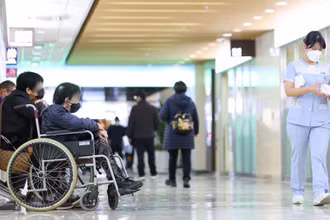 Bệnh nhân xếp hàng chờ khám và điều trị tại một bệnh viện ở Seoul.