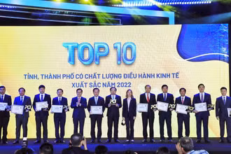Chủ tịch VCCI Phạm Tấn Công trao chứng nhận cho tốp 10 địa phương dẫn đầu bảng xếp hạng PCI năm 2022. (Ảnh MINH DŨNG)