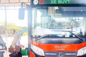 Hành khách đi tuyến xe buýt Ô Môn-Ba Láng.