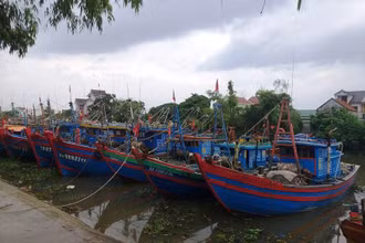 Tàu thuyền ngư dân Diễn Châu vào lạch neo đậu trú bão Noru an toàn.