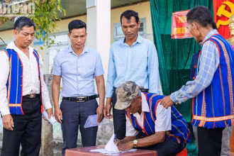 Xã Sa Bình, huyện Sa Thầy vận động bà con tích cực tham gia thay đổi nếp nghĩ cách làm, phát triển kinh tế.
