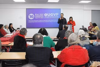 Chủ tịch UGVF Vương Hữu Nhân nhấn mạnh tầm quan trọng của nhiệm vụ gìn giữ, phát huy truyền thống đoàn kết và yêu nước của cộng đồng người Việt tại Pháp. (Ảnh: Khải Hoàn) 