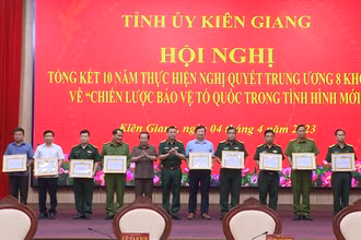 Tỉnh ủy Kiên Giang tặng bằng khen 28 tập thể và 61 cá nhân đạt thành tích xuất sắc trong 10 năm thực hiện Nghị quyết Trung ương 8 khóa XI về Chiến lược bảo vệ Tổ quốc trong tình hình mới. 