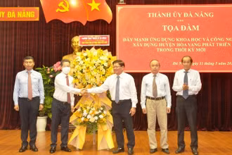 Lãnh đạo thành phố tặng hoa cho các nhà khoa học, chuyên gia… nhân Ngày Khoa học và Công nghệ Việt Nam. 