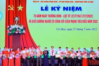 Lãnh đạo tỉnh Cà Mau vinh danh, tặng bằng khen cho tập thể, cá nhân tiêu biểu tại lễ kỷ niệm, sáng 27/7.