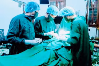 Ca mổ cấp cứu trong đêm trên đảo tiền tiêu Bạch Long Vĩ.