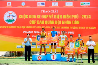 Ban tổ chức trao thưởng tới các tay đua xuất sắc ở chặng 4.