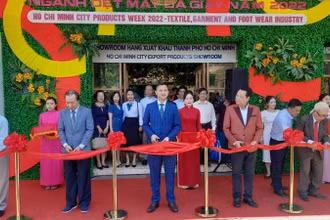 Nghi thức cắt băng khai mạc “Tuần lễ triển lãm sản phẩm ngành dệt may và da giày năm 2022”.