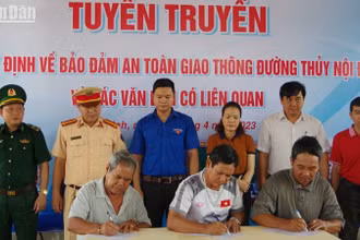 Ngư dân ký cam kết chấp hành các quy định về bảo đảm an toàn giao thông đường thủy nội địa.
