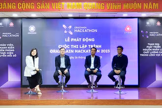Các thành viên Ban Tổ chức thông tin về Cuộc thi Oraichain Hackathon lần thứ II, năm 2023.