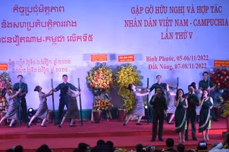 Biểu diễn văn nghệ tại chương trình “Gặp gỡ hữu nghị và hợp tác nhân dân Việt Nam-Campuchia lần thứ 5”.
