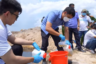 Cơ quan chức năng kiểm tra hệ thống xả thải của Công ty TNHH KBec Vina.