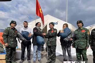 Người dân làng Gorentas, tỉnh Hatay đến nhận hàng hỗ trợ của đoàn cứu hộ . (Ảnh: Hải Linh/TTXVN)