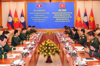 Đoàn đại biểu quân sự cấp cao Quân đội nhân dân Việt Nam do Đại tướng Nguyễn Tân Cương dẫn đầu hội đàm với Đoàn đại biểu quân sự cấp cao Quân đội nhân dân Lào do Trung tướng Saichay Kommasith dẫn đầu. 
