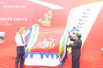 Thực hiện nghi thức kéo Cờ Thơ.