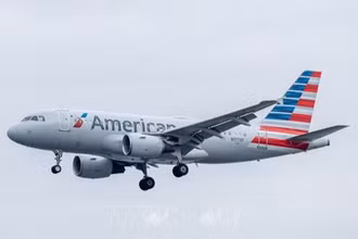 Máy bay của hãng hàng không American Airlines hạ cánh xuống sân bay Ronald Reagan Washington, Mỹ ngày 24/12/2024. (Ảnh: THX/TTXVN) 