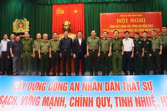 Các đồng chí lãnh đạo tỉnh Ninh Thuận; nguyên lãnh đạo Công an tỉnh Ninh Thuận qua các thời kỳ; đại biểu các sở, ban, ngành tỉnh Ninh Thuận chụp ảnh lưu niệm với Thứ trưởng Công an Lê Văn Tuyến và lãnh đạo Công an tỉnh tại hội nghị.